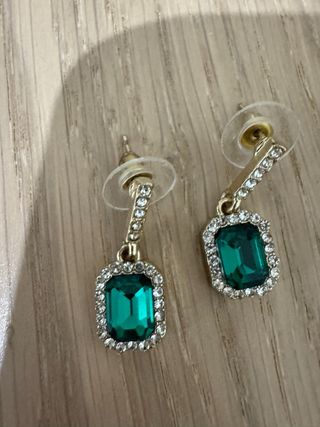 Pendientes largos dorados con esmeralda