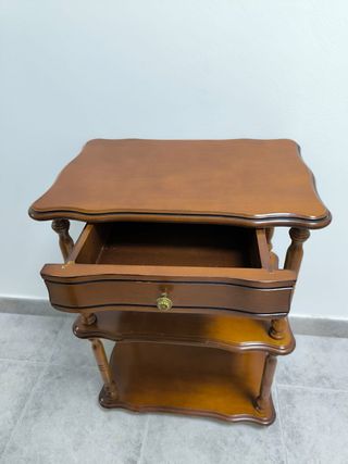 URGENTE!! 
Mesita auxiliar de madera