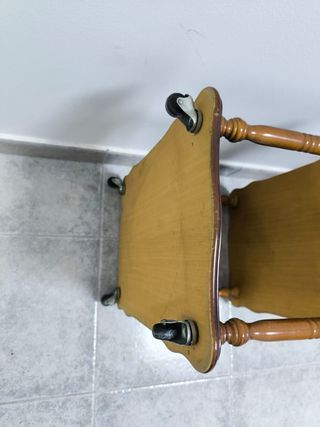 URGENTE!! 
Mesita auxiliar de madera
