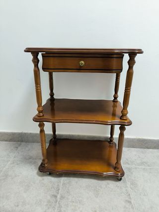 URGENTE!! 
Mesita auxiliar de madera