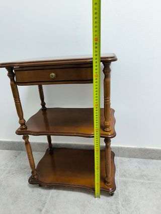 URGENTE!! 
Mesita auxiliar de madera