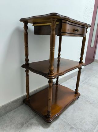 URGENTE!! 
Mesita auxiliar de madera