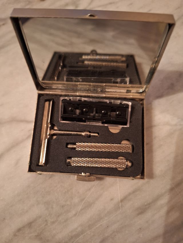 Maquinilla de afeitar de viaje Dakota plateada.