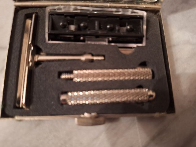 Maquinilla de afeitar de viaje Dakota plateada.