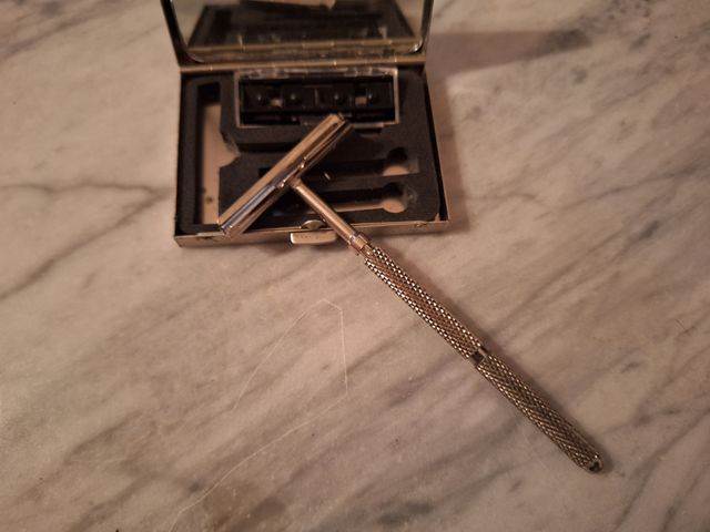 Maquinilla de afeitar de viaje Dakota plateada.