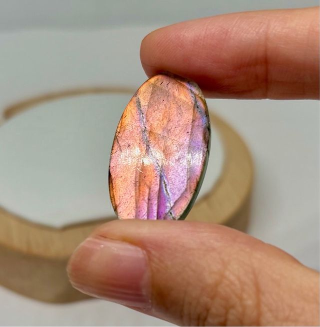 Labradorita naranja y rosa cabujón ovalado