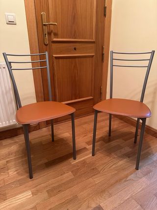Dos sillas de cocina metálicas y polipiel