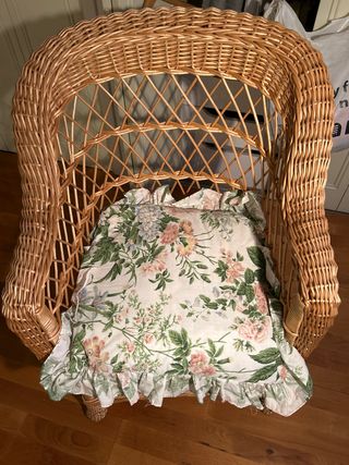 Sillón de mimbre con cojín floral