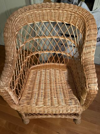 Sillón de mimbre con cojín floral