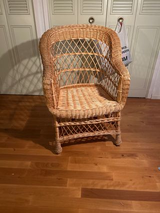 Sillón de mimbre con cojín floral