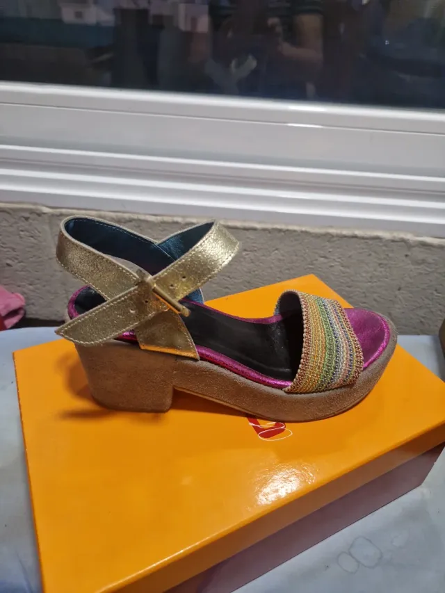 Sandalia plataforma dorada y multicolor
