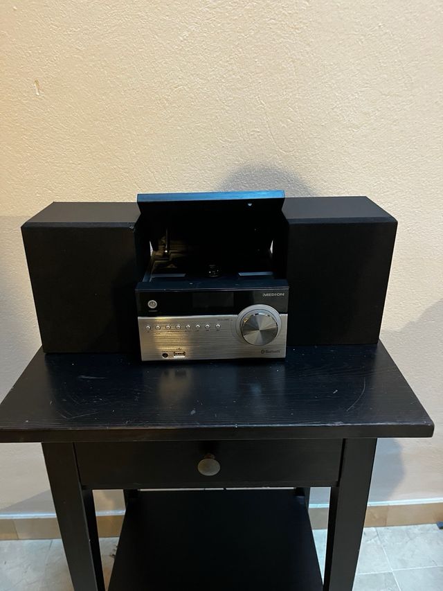 Equipo de música Medion negro y plateado
