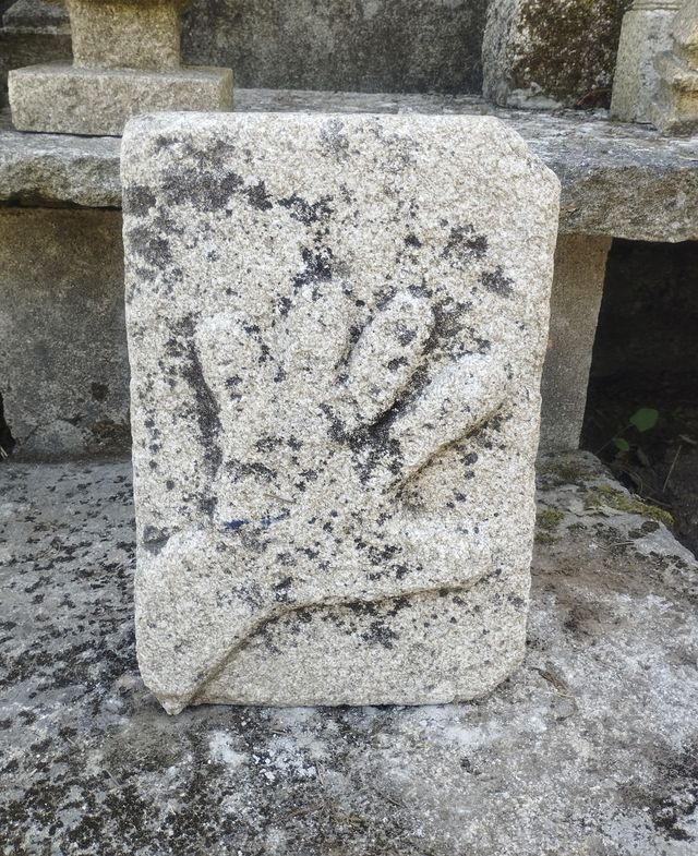 Talla en Granito "Mano"