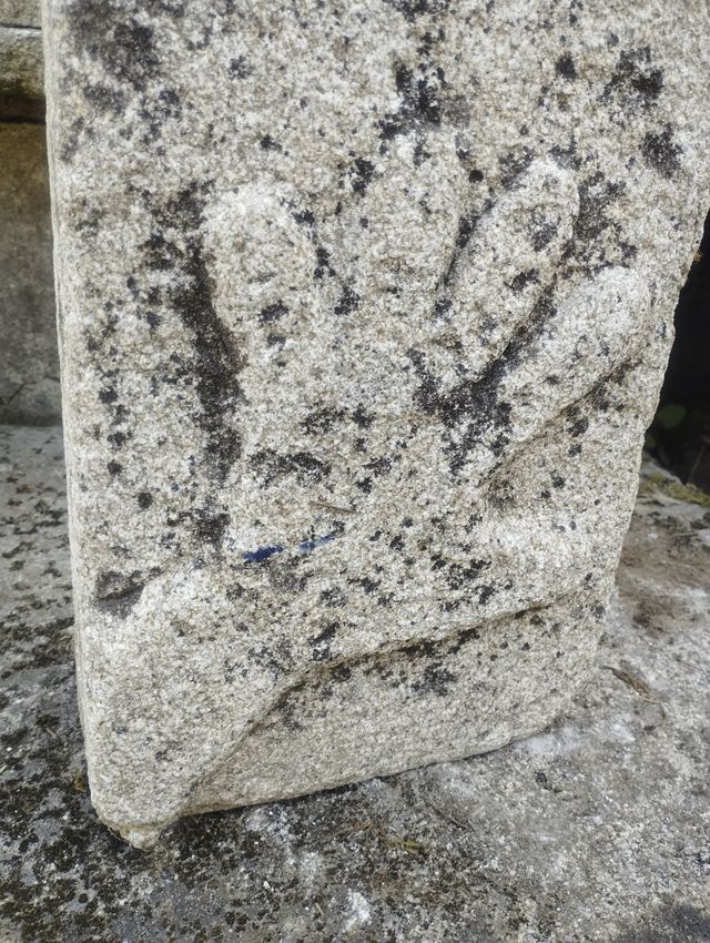 Talla en Granito "Mano"