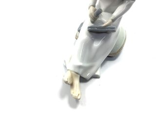ceramica alta gama zaphir niña limpiando zapato