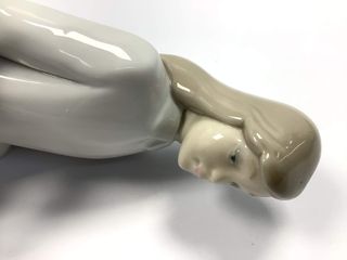 ceramica alta gama zaphir niña limpiando zapato