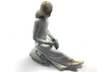 ceramica alta gama zaphir niña limpiando zapato
