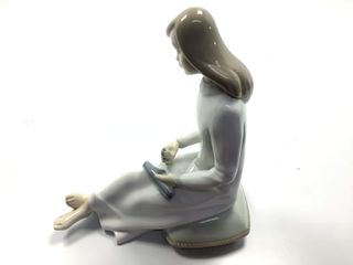 ceramica alta gama zaphir niña limpiando zapato
