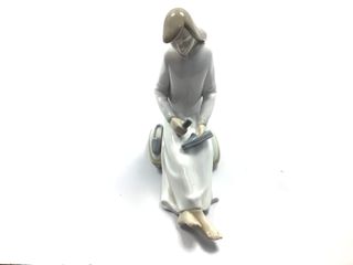 ceramica alta gama zaphir niña limpiando zapato