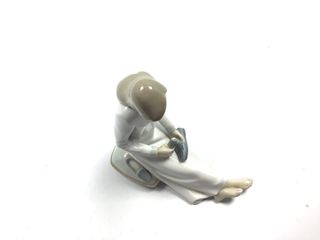 ceramica alta gama zaphir niña limpiando zapato