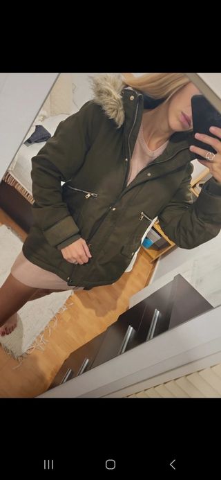 Abrigo verde militar con capucha