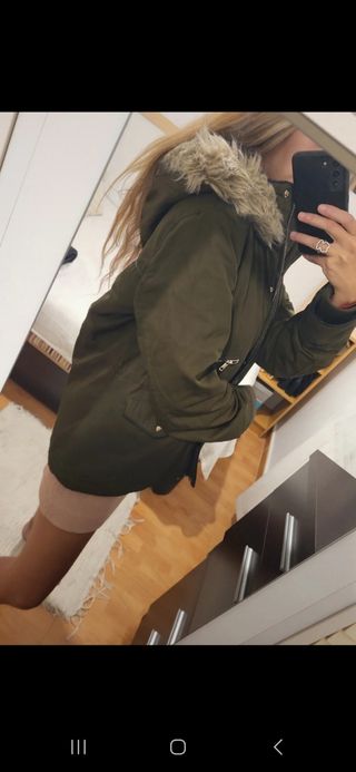 Abrigo verde militar con capucha