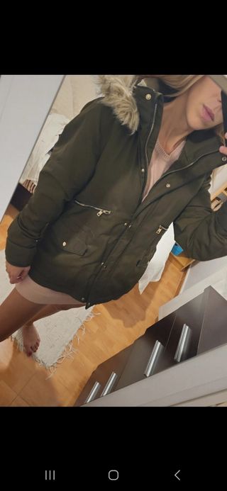 Abrigo verde militar con capucha