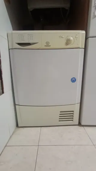 Secadora de ropa Indesit con libro de instruccione