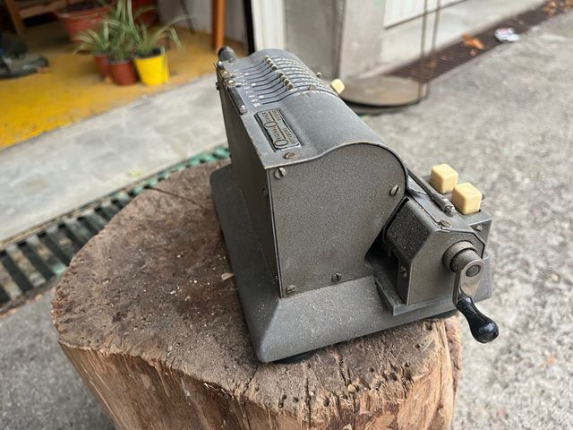 Calculadora Mecánica Antigua Gris