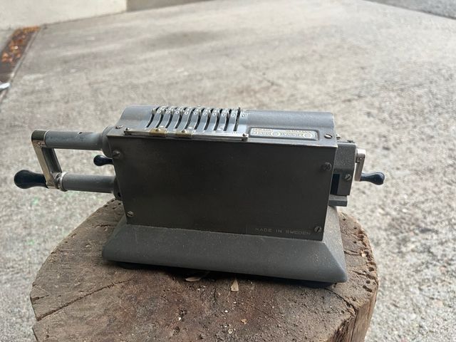 Calculadora Mecánica Antigua Gris