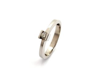 anillo oro 18k con piedra con diamante