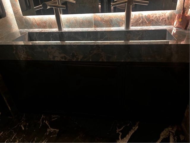 Lavabo de mármol con grifería moderna