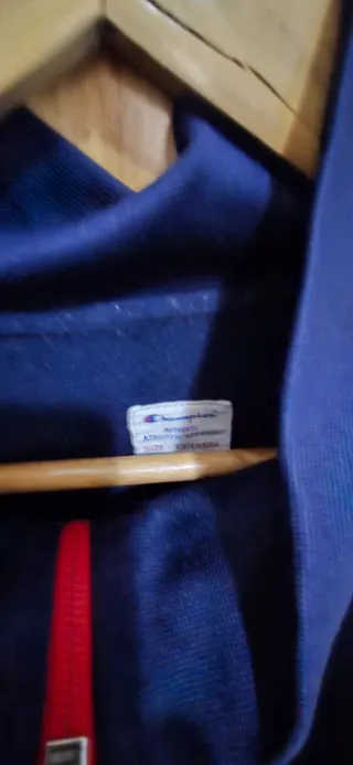 Chaqueta deportiva Champion azul y roja