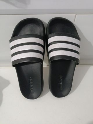 Chanclas Adidas Talla 40.5 Negras y Blancas