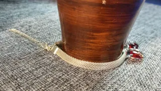 Pulsera malla acero con corazones rojos