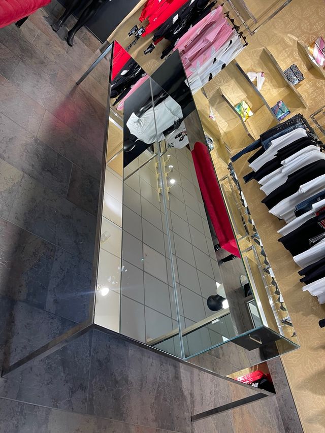 Mueble expositor tienda lujo