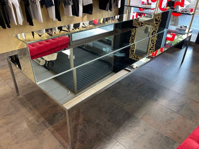 Mueble expositor tienda lujo