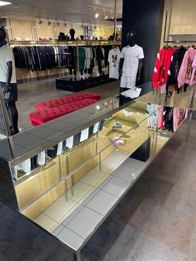 Mueble expositor tienda lujo