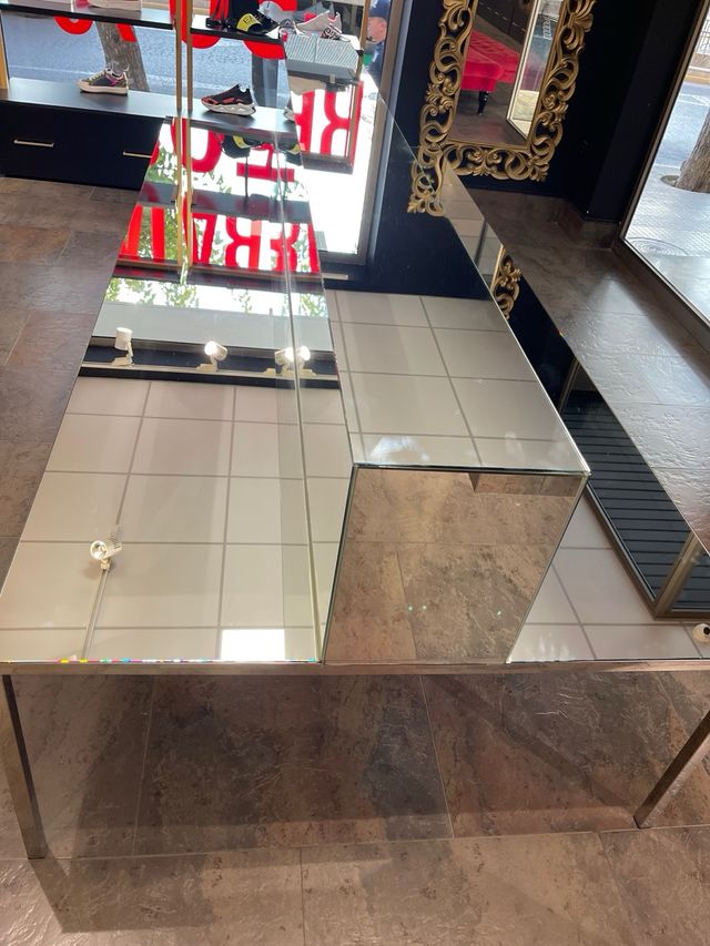 Mueble expositor tienda lujo