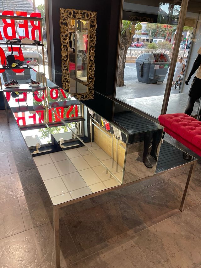 Mueble expositor tienda lujo