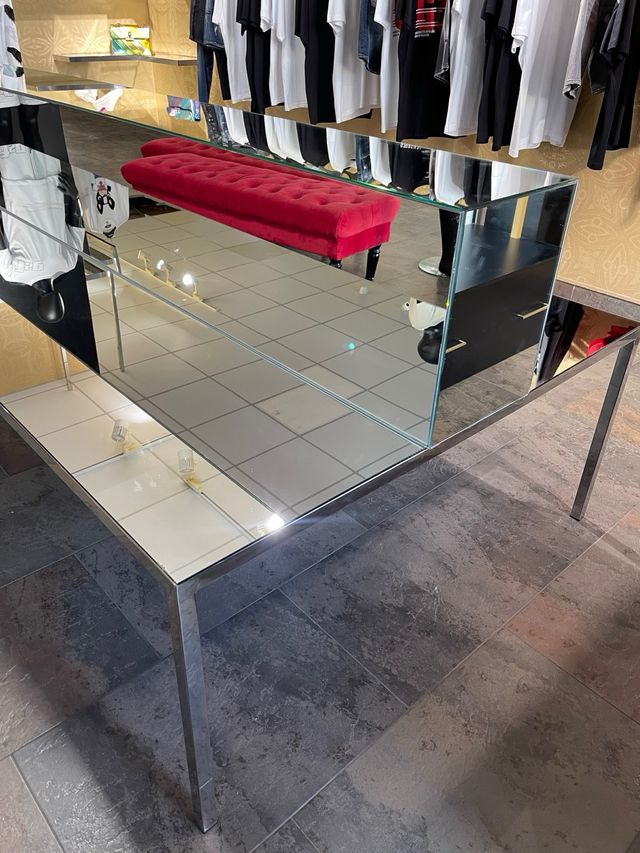 Mueble expositor tienda lujo