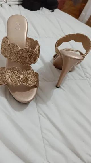 Tacones dorados nuevos talla 36 los 2 por 15 euros