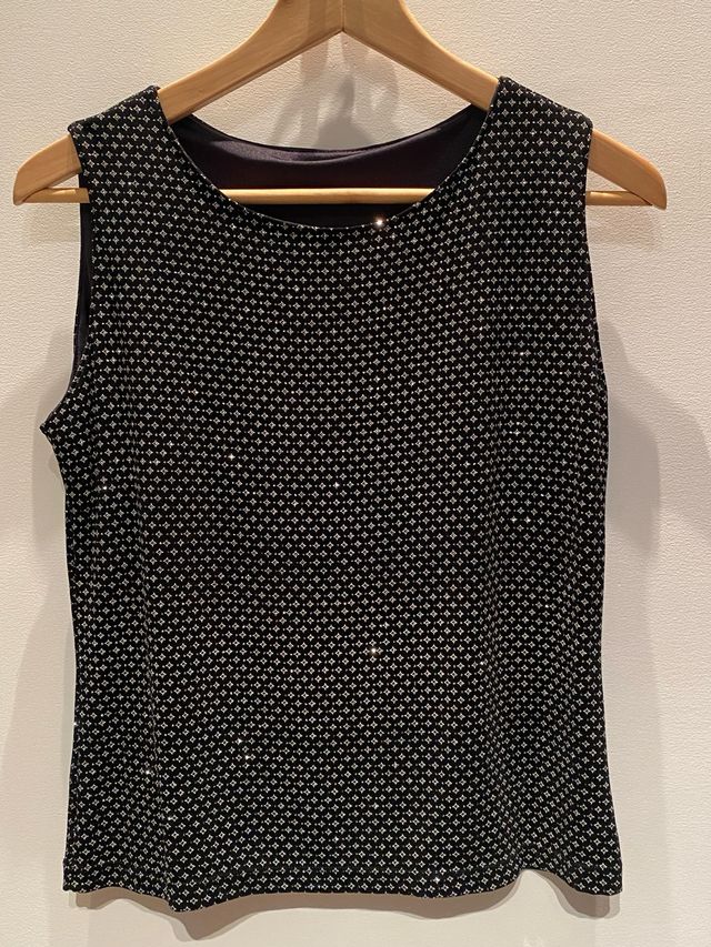 Top negro con brillos plateados