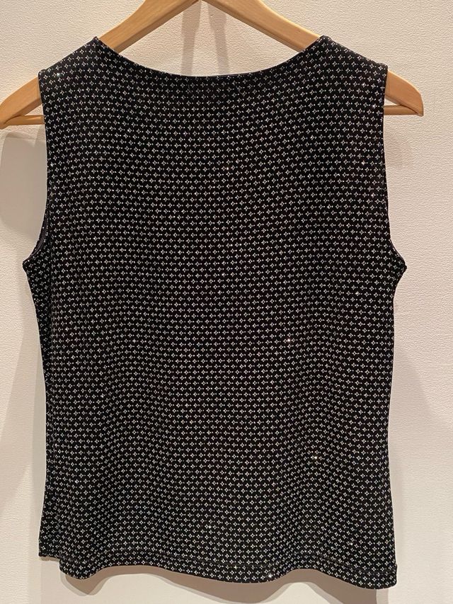 Top negro con brillos plateados