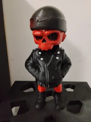 Pupazzo plastica teschio rosso giacca nera