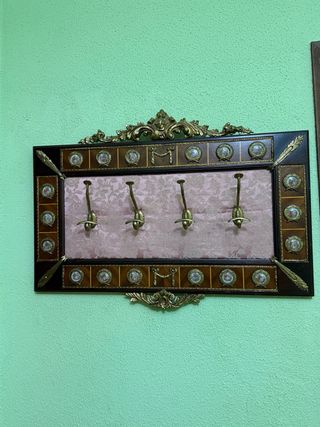Perchero de madera y latón
