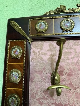 Perchero de madera y latón