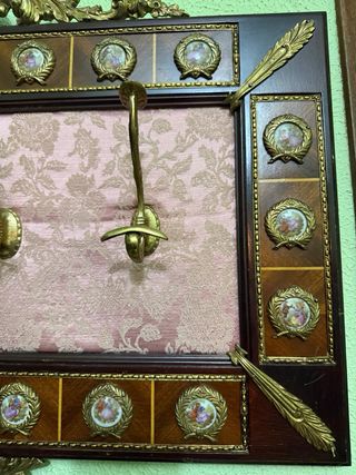Perchero de madera y latón