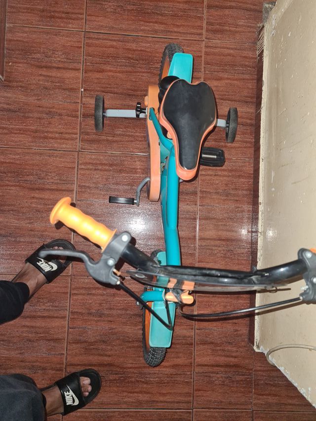 Bici infantil azul y naranja