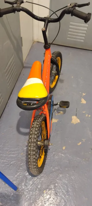 Bicicleta infantil naranja y amarilla